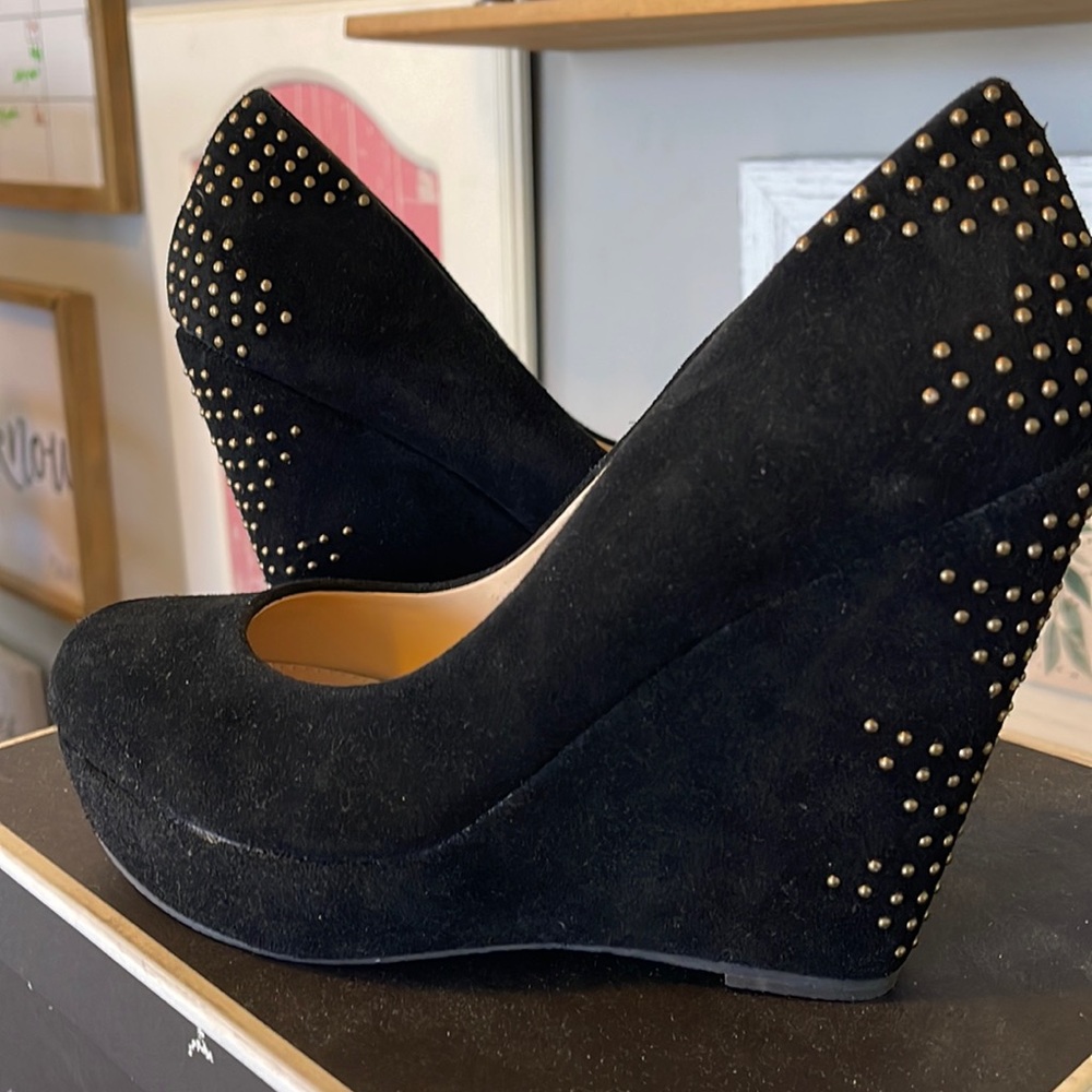 shoemint wedge in velvet leather and gold styling